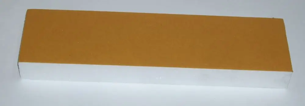 Weißes Rechteck mit einer braunen Oberseite, möglicherweise als Wärmeisolierung für Daikin Produkte verwendet.